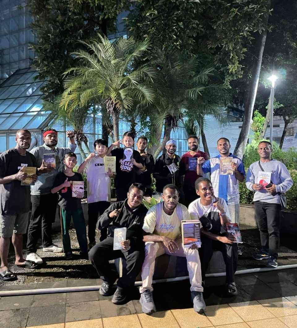 Foto Bersama Di Taman Menteng Jakarta Pusat